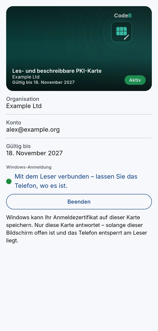Die les- und beschreibbare PKI-Karte ist mit dem Leser des PCs verbunden: grünes Licht und „Mit dem Leser verbunden – lassen Sie das Telefon, wo es ist.“
