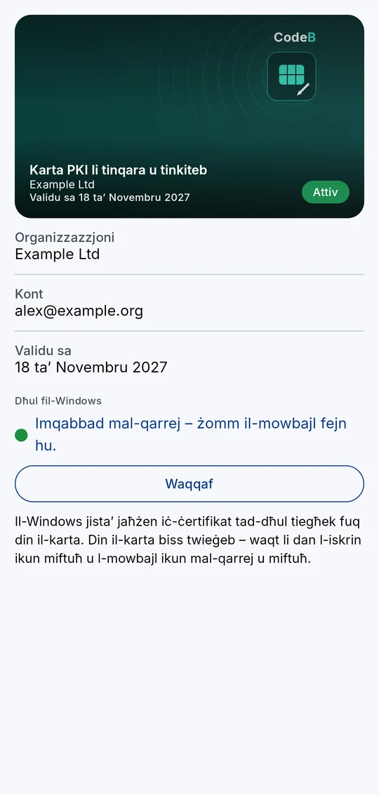 Il-karta PKI li tinqara u tinkiteb imqabbda mal-qarrej tal-PC: dawl aħdar u “Imqabbad mal-qarrej – żomm il-mowbajl fejn hu.”