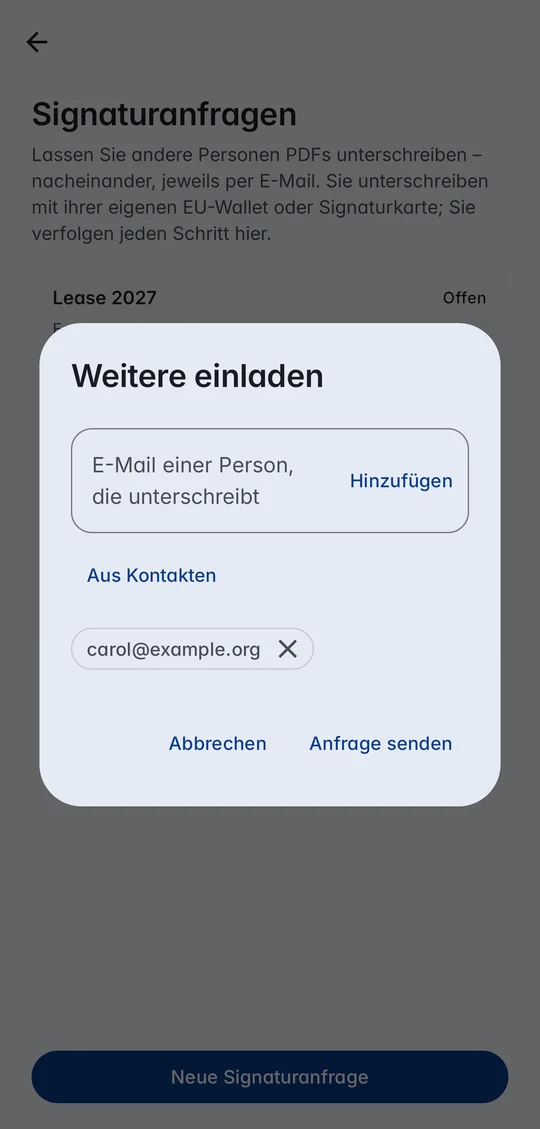 Weitere einladen: carol@example.org zu einer offenen Signaturanfrage hinzugefügt, mit Aus Kontakten und Anfrage senden